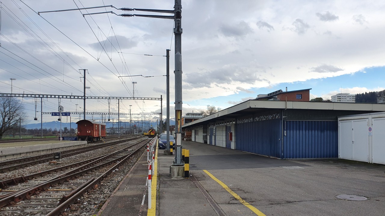 Das Bild zeigt das bisherige Dienstgebäude am Bahnhof Pfäffikon SZ in Blickrichtung Chur.