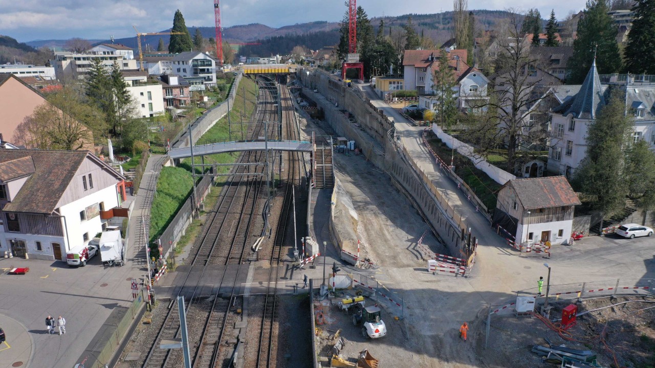 Das Foto zeigt die Passerelle Schwieri am 13. April 2021 von der Seite Bahnhof Liestal in Richtung Olten gesehen. Links der Gleise ist der heutige stadtseitige Abgang mit Treppe und schmaler Nebenrampe erkennbar.