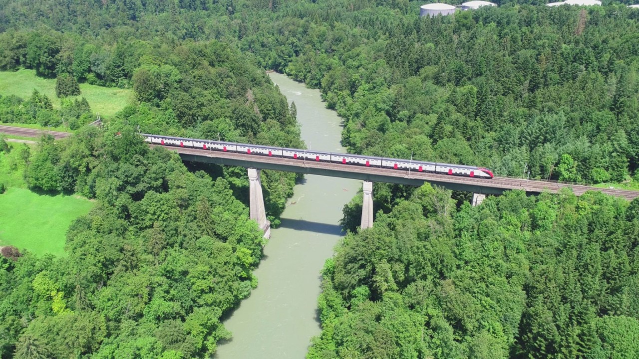 Auf dem Bild ist die SBB-Bahnbrücke über die Reuss bei Mellingen. 