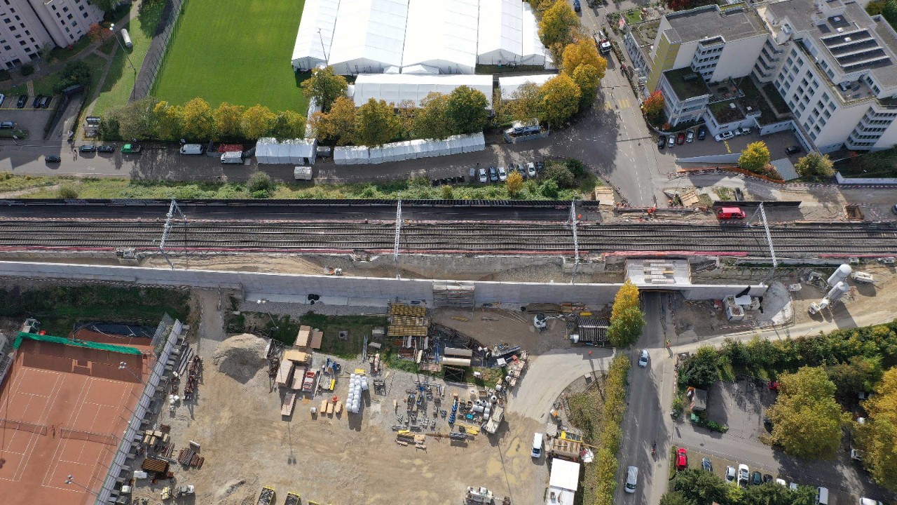 Das Foto vom 21. Oktober 2021 zeigt die Arbeiten für die Stützmauer Sportplatz Richtung Süden, beziehungsweise Bubendorf gesehen.