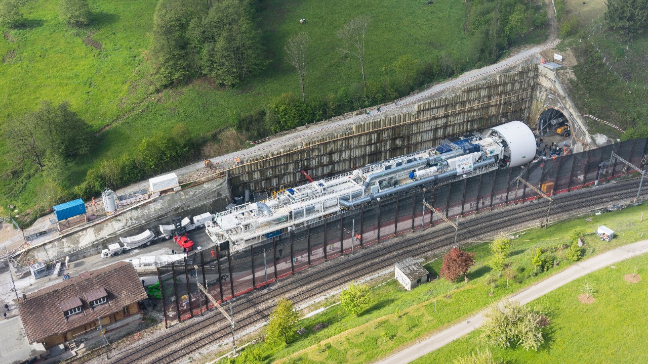 Das Bild zeigt eine Luftaufnahme der Tunnelbohrmaschine für den Bözbergtunnel, wie sie vor dem Tunnelportal für den Einsatz ausgerüstet wird.