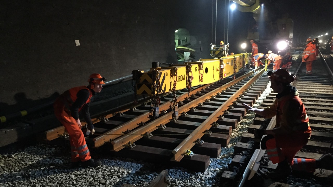 Das Foto vom 24. Januar 2015 zeigt Arbeiten für eine Weichenerneuerung im Hauenstein-Basistunnel.