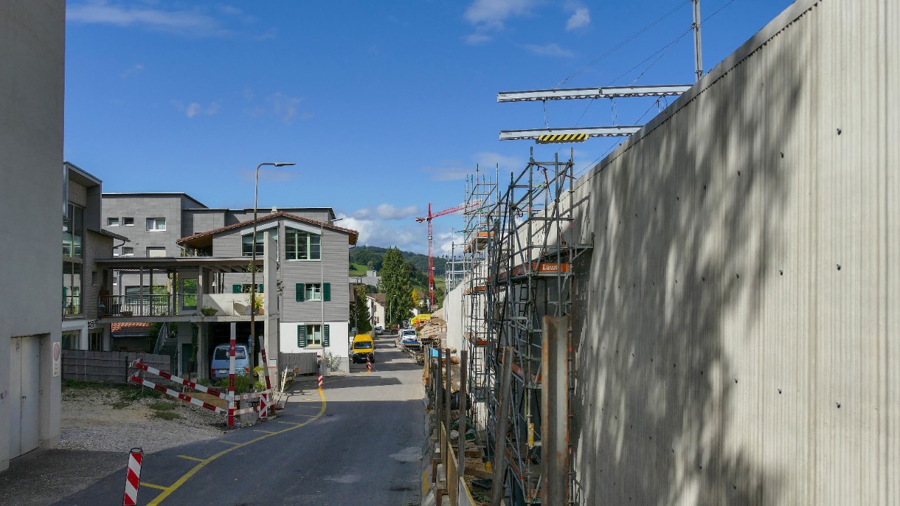 Das Foto vom September 2021 zeigt den Bau der Stützmauer an der Wiedenhubstrasse aus derselben Perspektive.