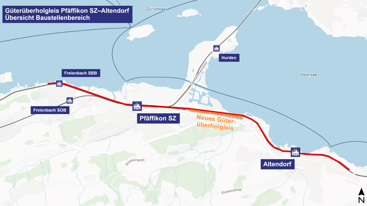 Die Grafik zeigt den Baubereich des Projekts. Dieser beginnt beim Bahnhof Freienbach SBB im Westen und reicht bis über den Bahnhof Altendorf im Osten hinaus. Das eigentliche Güterüberholgleis befindet sich östlich des Bahnhofs Pfäffikon SZ und ist parallel zur bestehenden Strecke eingezeichnet.