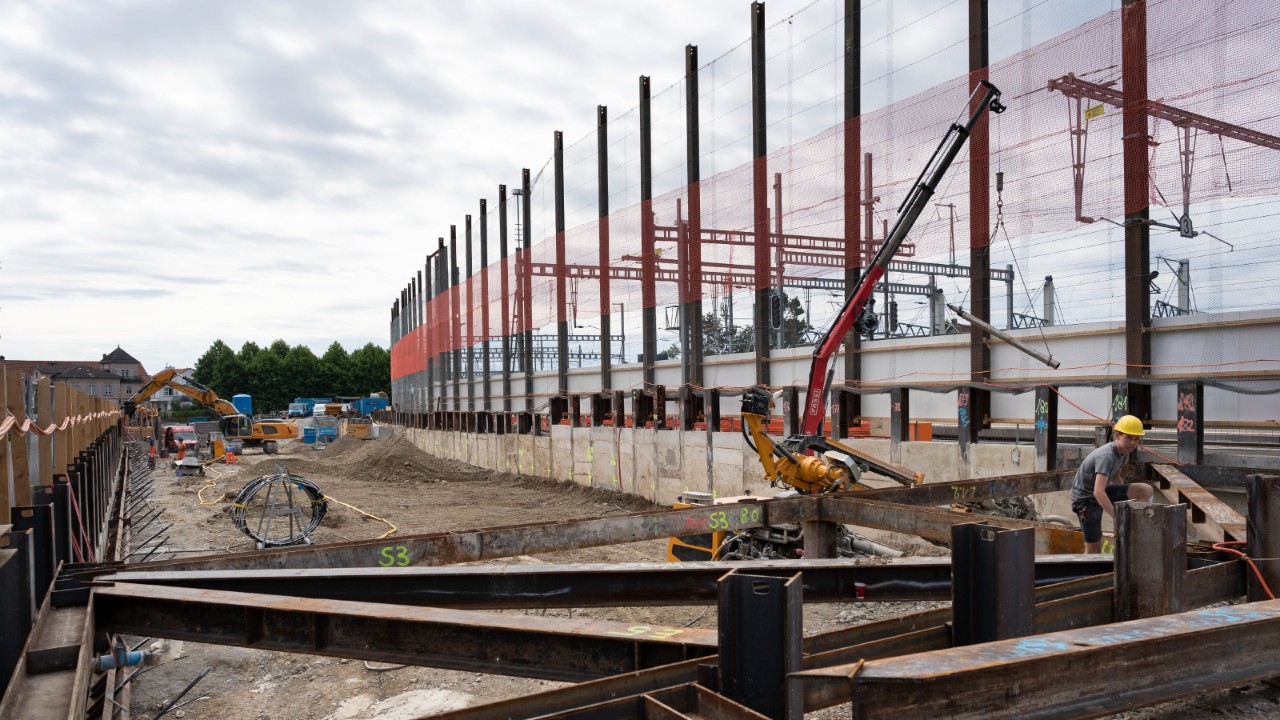 Juli 2022: Der Baustellenbereich Überbauung Landhausareal wird durch ein Schutzgerüst vom Gleis getrennt.