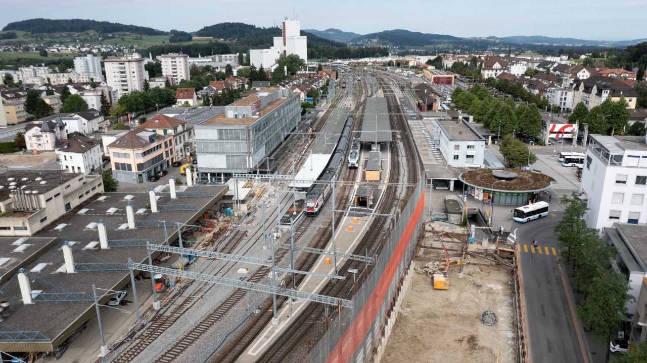 Juli 2022: Von oben gut erkennbar: Die Gleise links im Bild werden umgebaut, das Dach des Perrons Gleise 4/5 ist im Bau. Auf der rechten Seiten ist die Baugrube für die Überbauung Landhausareal ersichtlich.