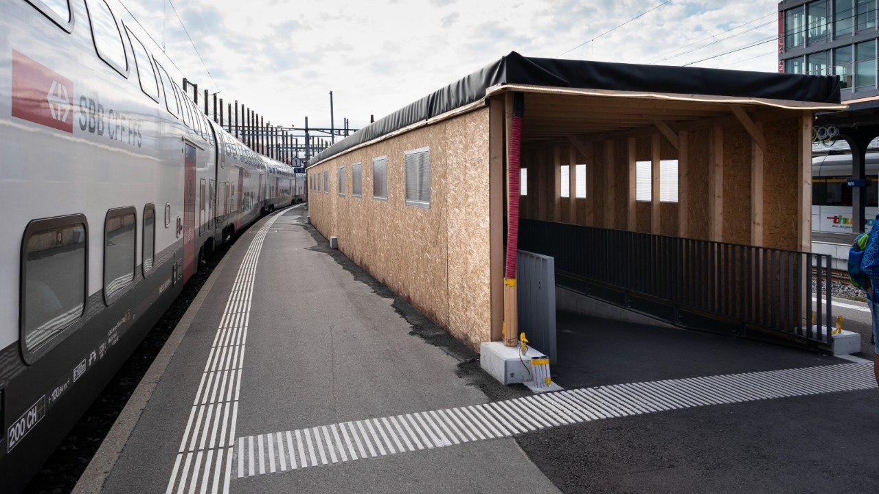 Juli 2022: In den letzten Monaten wurde intensiv auf dem Perron Gleis 2/3 gearbeitet, nun ist die neue Rampe erstellt.