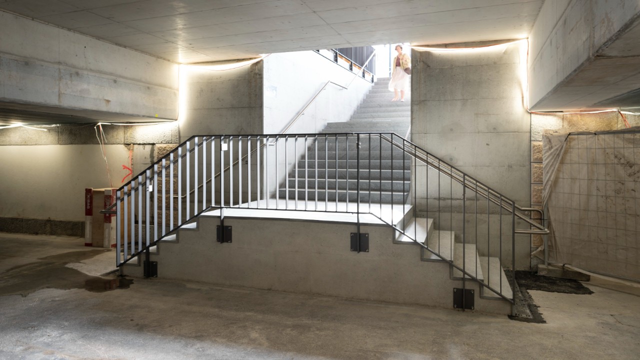 Juli 2022: Auch die Treppe ist fertiggestellt und kann ab sofort benutzt werden.