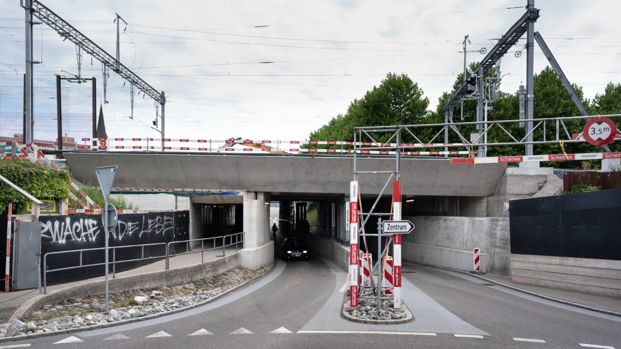 Juli 2022: Auch bei der Unterführung Hubstrasse gehen die Arbeiten weiter, die Brückenkonsole der neuen Decke ist gut ersichtlich.