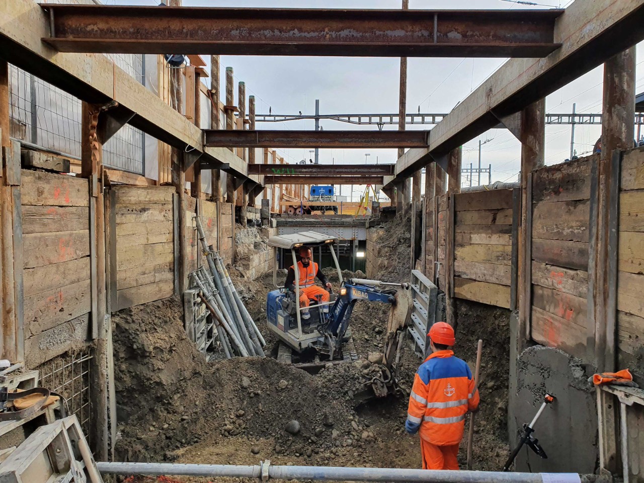 Januar 2022: Zwei Bauarbeiter bei den Aushubarbeiten für die neue Rampe beim Perron Gleis 2/3.