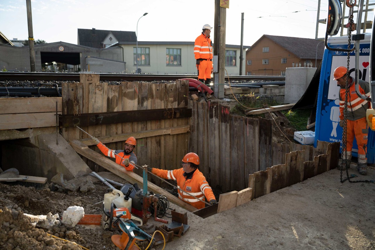 Oktober 2021: Bauarbeiter nehmen Pressbohrungen für die Kabelquerung vor, unter den Gleisen hindurch.