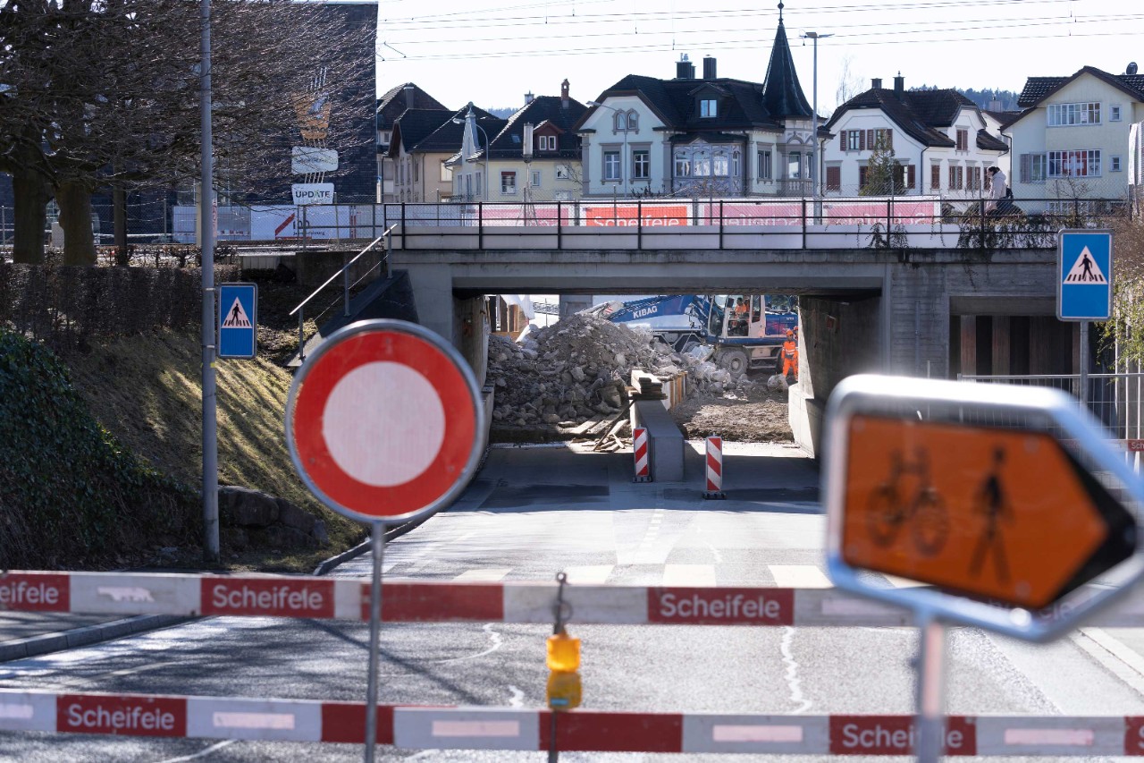 Februar 2022: Aufgrund der Arbeiten bei der Unterführung Hubstrasse wird der Verkehr umgeleitet.