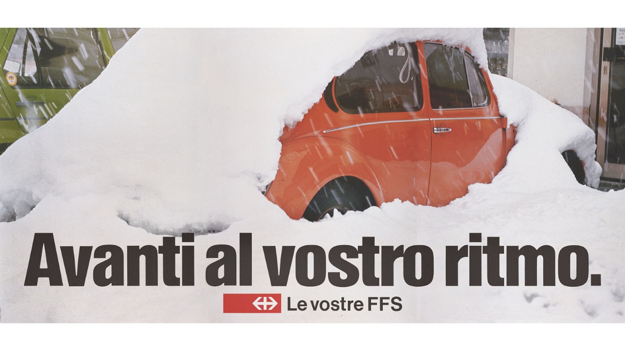 Cartellone pubblicitario delle FFS per l’introduzione dell’orario cadenzato. Nell’immagine sono presenti un’auto rossa ricoperta di neve e lo slogan «Avanti al vostro ritmo».