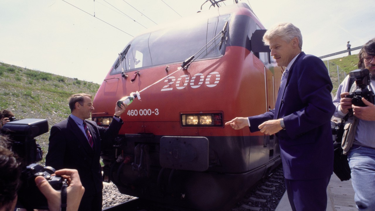 Launch of the “Grauholz” Re 460 locomotive. Federal Councillor Ogi and SBB Director General Benedikt Weibel stand in front of the locomotive just before the launch.