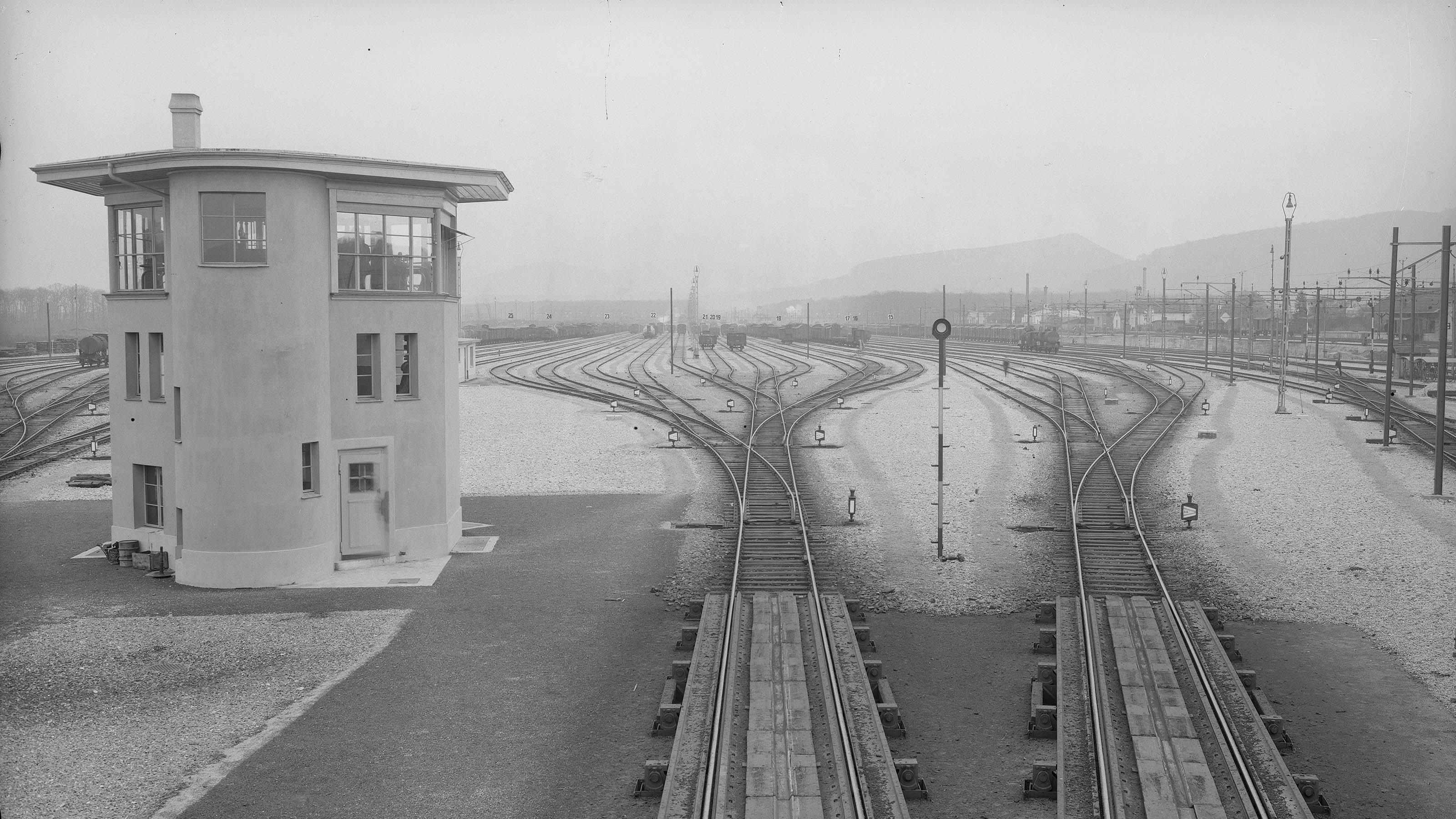 Aerial photograph of the Muttenz marshalling yard and signal box in black and white, 1930.