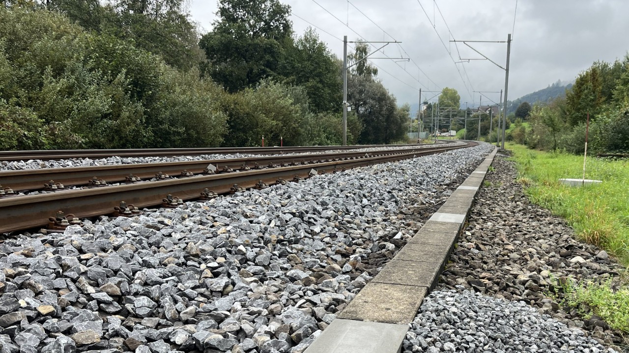 Cable duct heaped with ballast