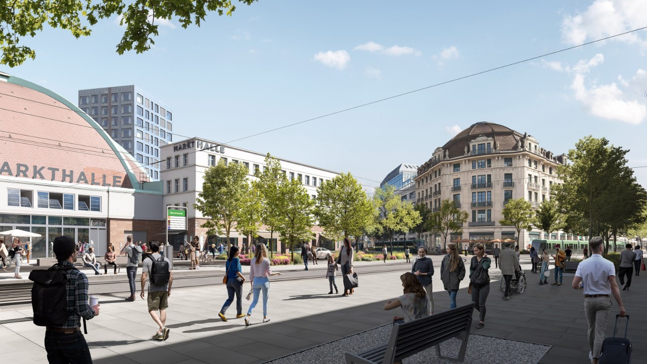 Visualisierung des Markthallenplatzes in Basel als neu gestalteter, offener Stadtraum mit breiten Fussgängerflächen, Bäumen und Sitzgelegenheiten. Zahlreiche Personen bewegen sich zu Fuss oder mit Velos über den Platz, im Hintergrund sind die Markthalle sowie umliegende Gebäude zu sehen. Der Platz wirkt hell, begrünt und klar strukturiert als wichtiger Begegnungs- und Verkehrsraum nahe dem Bahnhof SBB.
