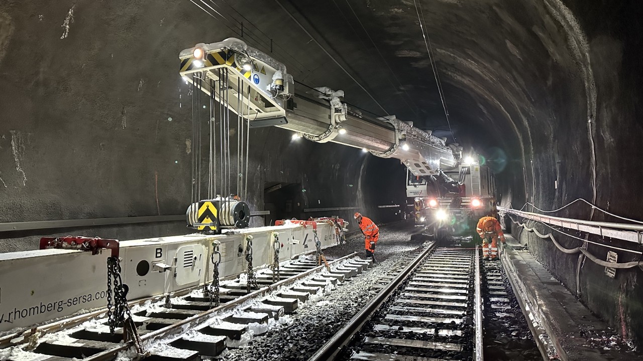 Das Foto vom 23. November 2024 zeigt die Arbeiten für die erste Etappe der Weichenerneuerungen im Hauenstein-Basistunnel. Zwei Tage zuvor hat es intensiv geschneit. Deshalb liegt Schnee auf dem Gleisrost und dem Gleiskran.