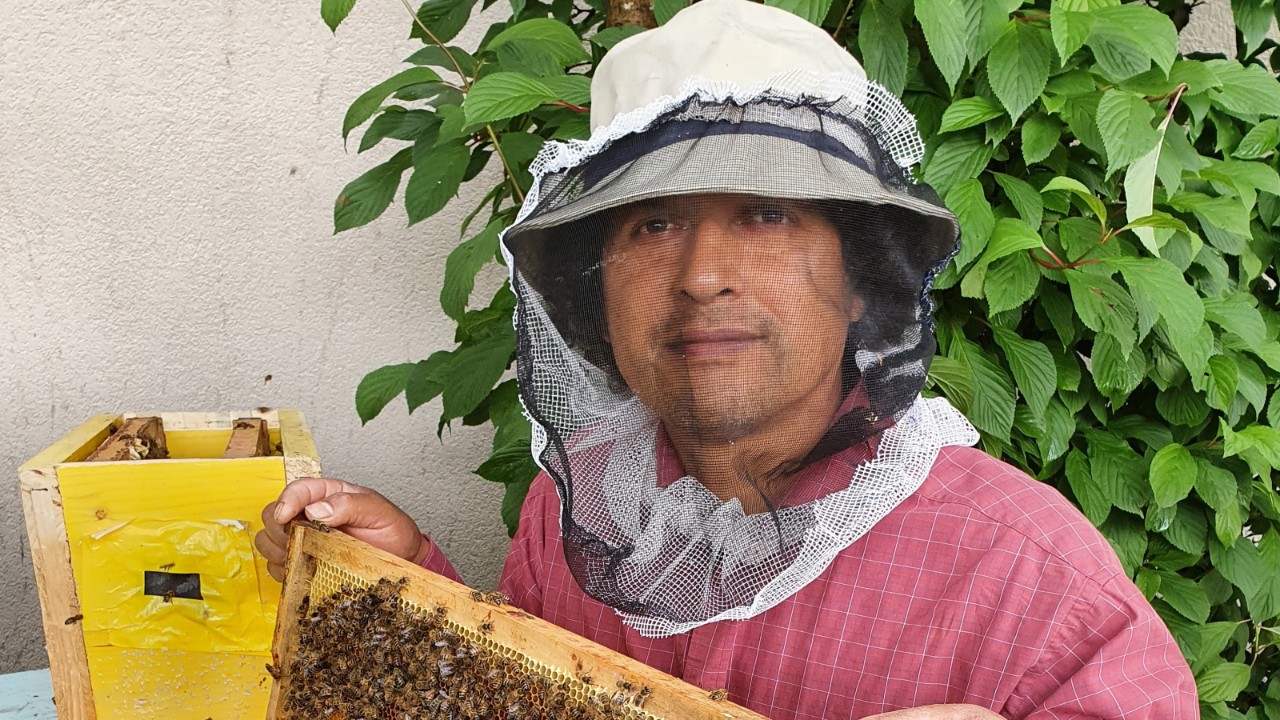 Modesto Coca Calderón mit dem gezimmerten Bienenkasten. 