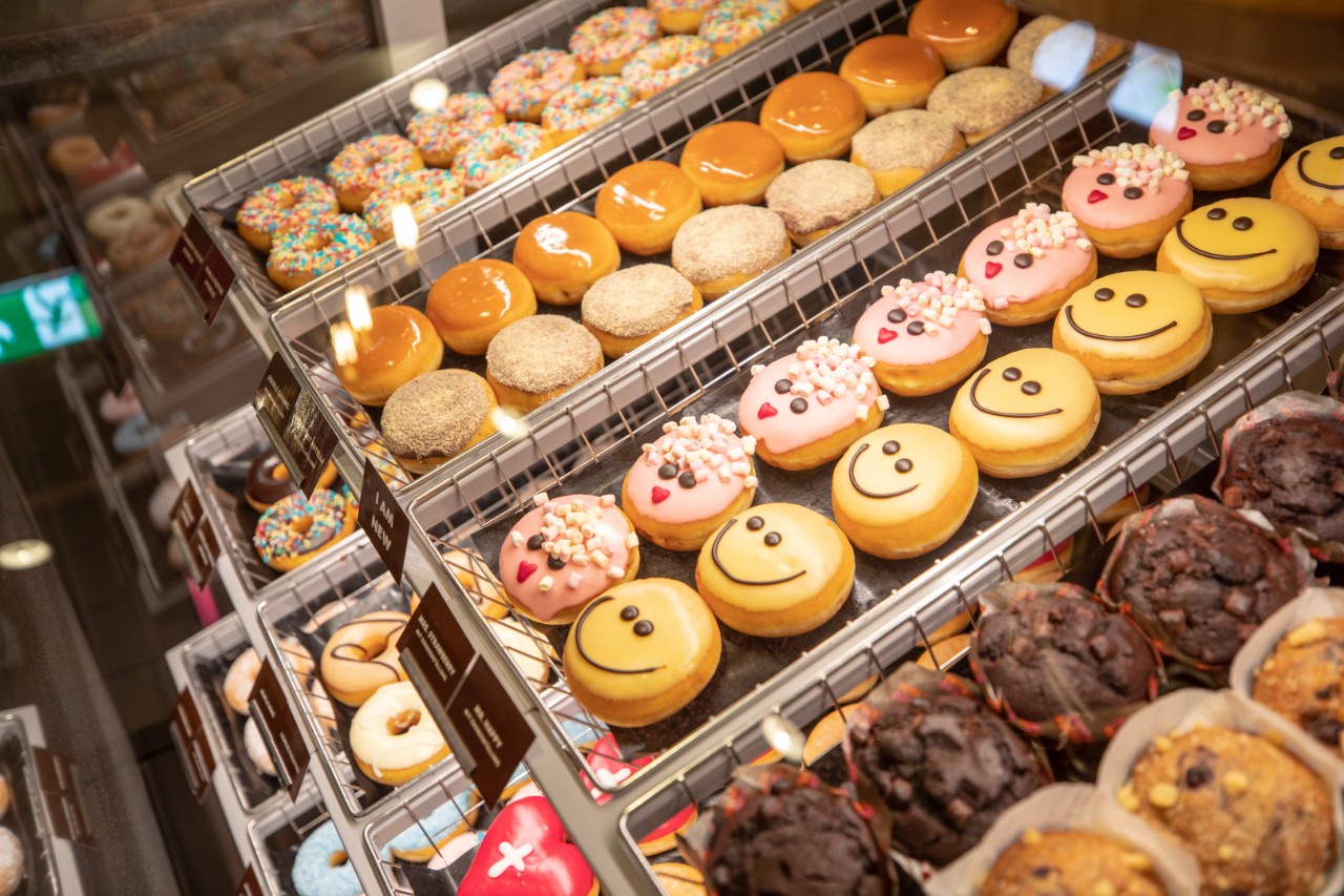 Bunte Donuts in der Auslage des Dunkin’ Donuts-Geschäfts