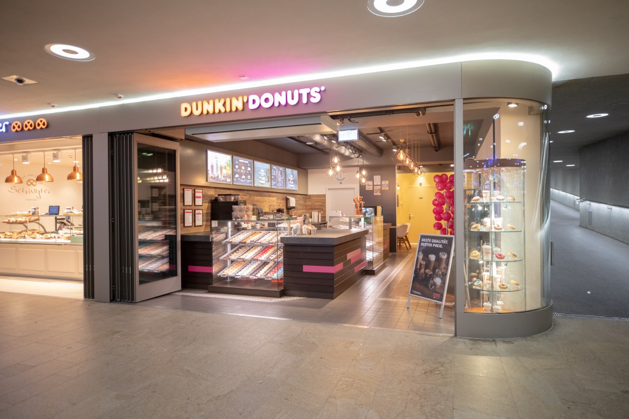 -	Aussenansicht der offenen Filiale von Dunkin’ Donuts in der Personenunterführung Ost des Bahnhofs St. Gallen.