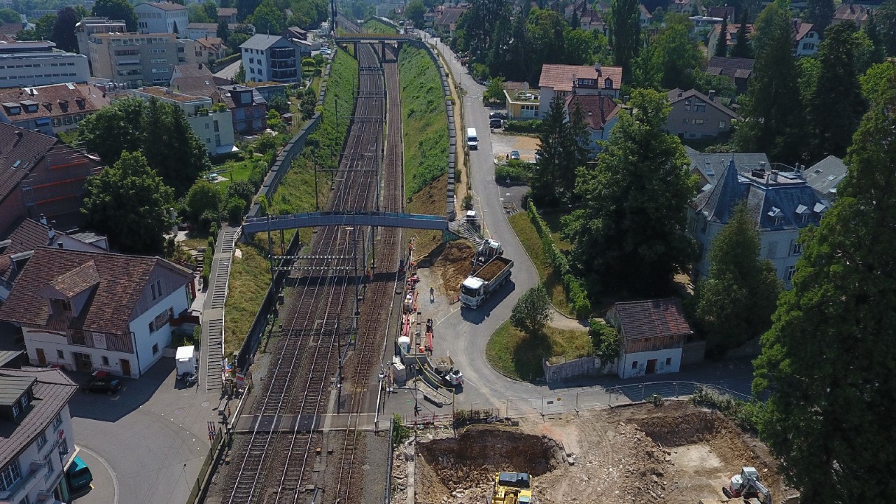 Das Foto zeigt die Passerelle Schwieri am 25. Juli 2019 von der Seite Bahnhof Liestal in Richtung Olten gesehen.