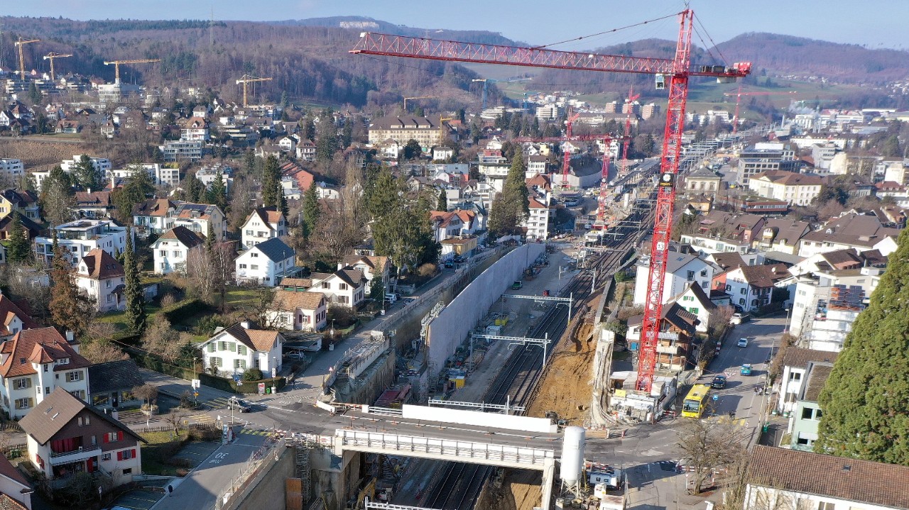Das Foto vom 12. Januar 2022 zeigt – von der Seltisbergerbrücke (unten im Bild) in Richtung Basel gesehen – die Arbeiten im Bereich des westlichen Burggrabens.