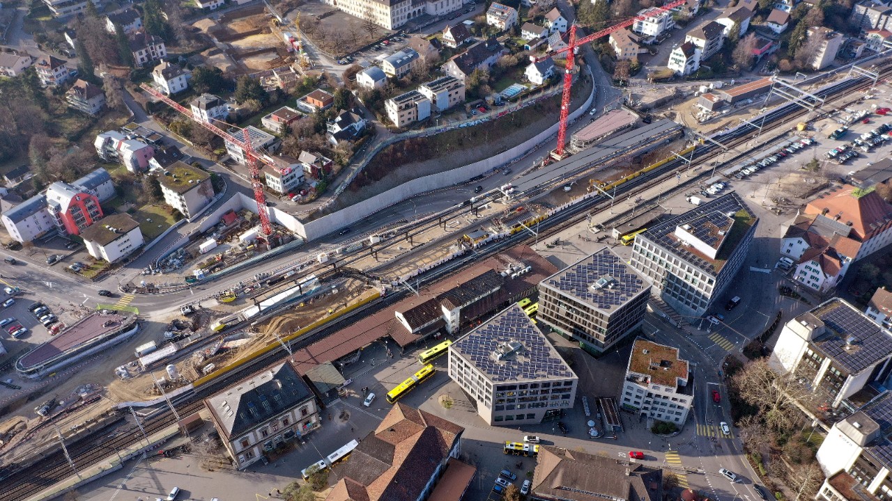 Das Foto vom 12. Januar 2022 zeigt – in Richtung Süden gesehen – die Arbeiten im Bereich des Bahnhofs.