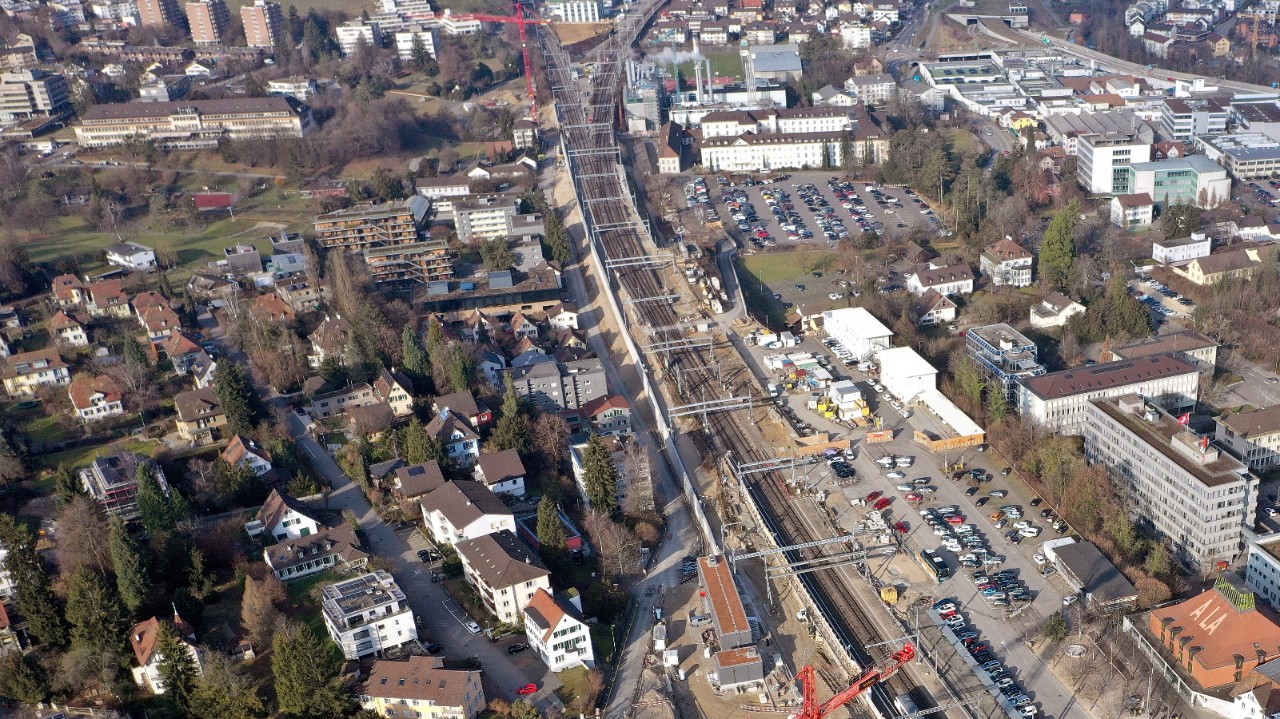 Das Foto vom 12. Januar 2022 zeigt – in Richtung Basel gesehen – die Stützmauer an der Wiedenhubstrasse.