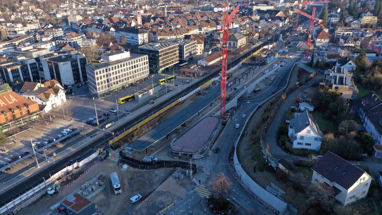 Das Foto vom Januar 2022 zeigt – in Richtung Olten gesehen – den Bahnhof Liestal. In der Bildmitte, unterhalb des roten Krans, befindet sich der überdachte südliche Zugang zur neuen Personenunterführung Sichtern.