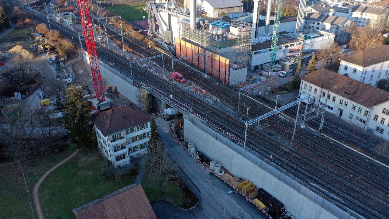 Das Foto vom 12. Januar 2022 zeigt – von der Wiedenhubstrasse in Richtung Basel gesehen – die Arbeiten für die Verlängerung der Strassenunterführung Spitalstrasse.