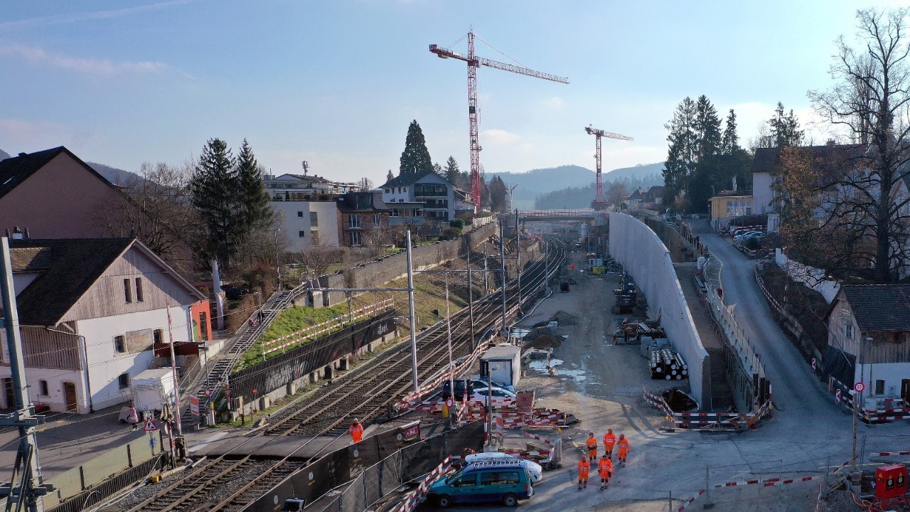 Das Foto vom 12. Januar 2022 zeigt – in Richtung Olten gesehen – die Arbeiten im Bereich des westlichen Burggrabens vom Bahnübergang Schwieri bis zur Seltisbergerbrücke.
