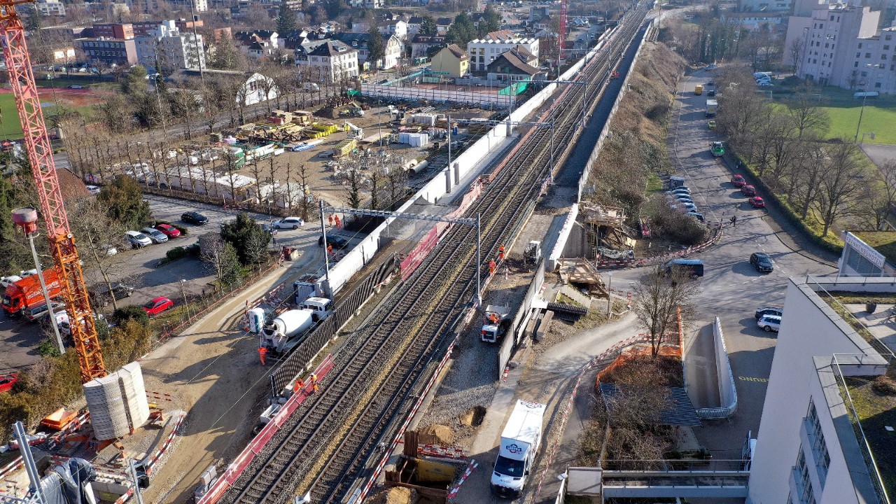 Das Foto vom 12. Januar 2022 zeigt – in Richtung Olten gesehen – die Arbeiten für die Verbreiterung des Bahndamms zwischen der Strassenunterführung Gitterlistrasse (in der Bildmitte) und der Frenke-Bahnbrücke.
