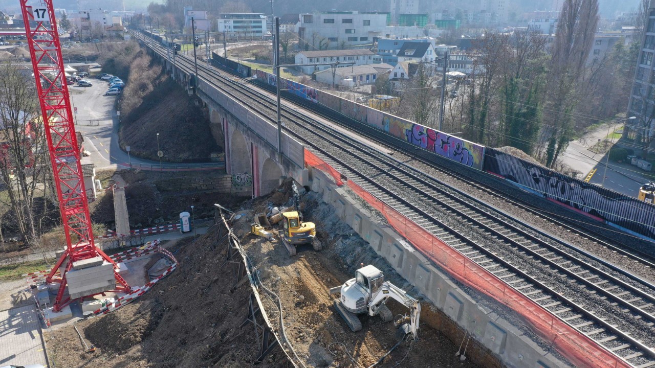 Das Foto vom 2. März 2021 zeigt die Arbeiten im Bereich der Frenke-Bahnbrücke Richtung Olten gesehen.