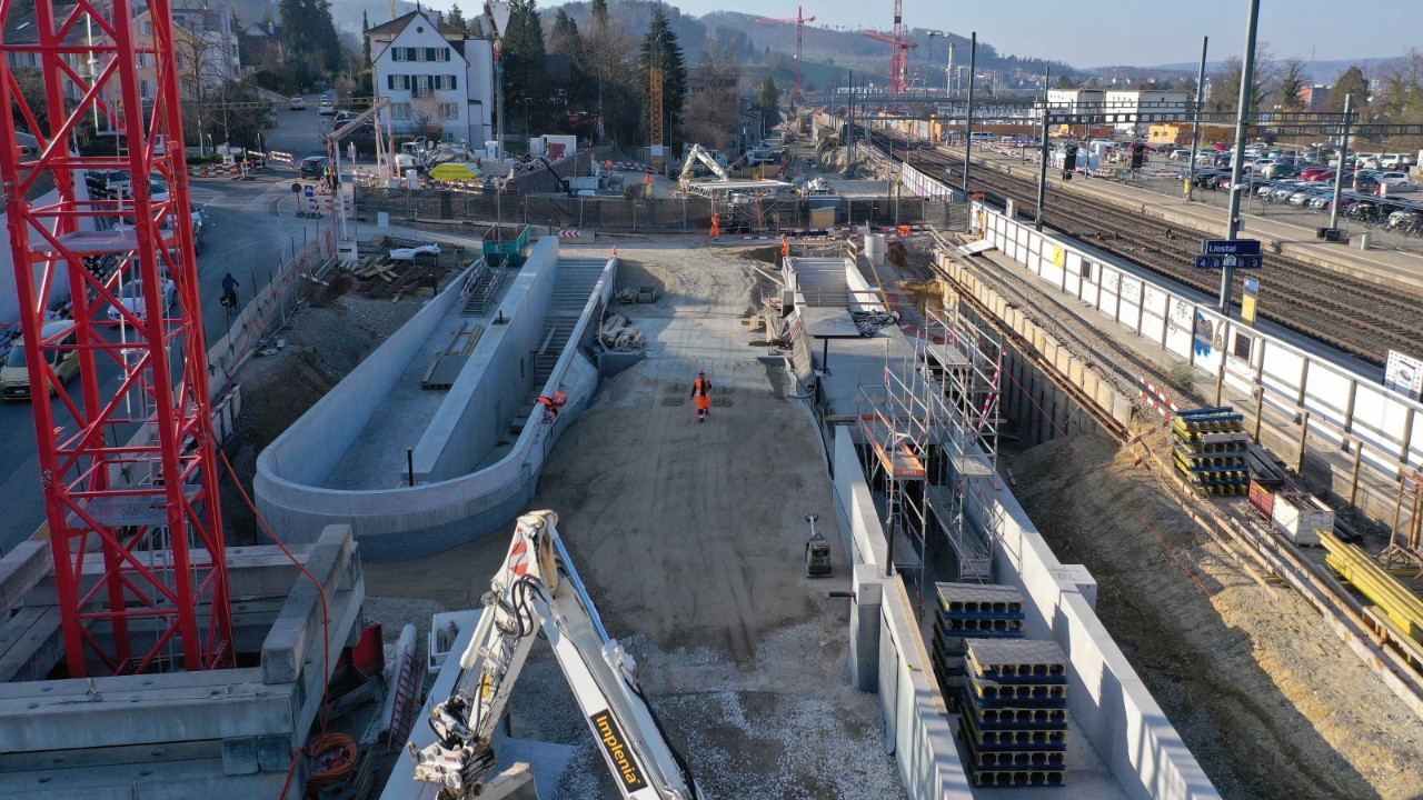 Das Foto vom 1. März 2021 zeigt die Baustelle für die Zugänge zur neuen Personenunterführung Sichtern.
