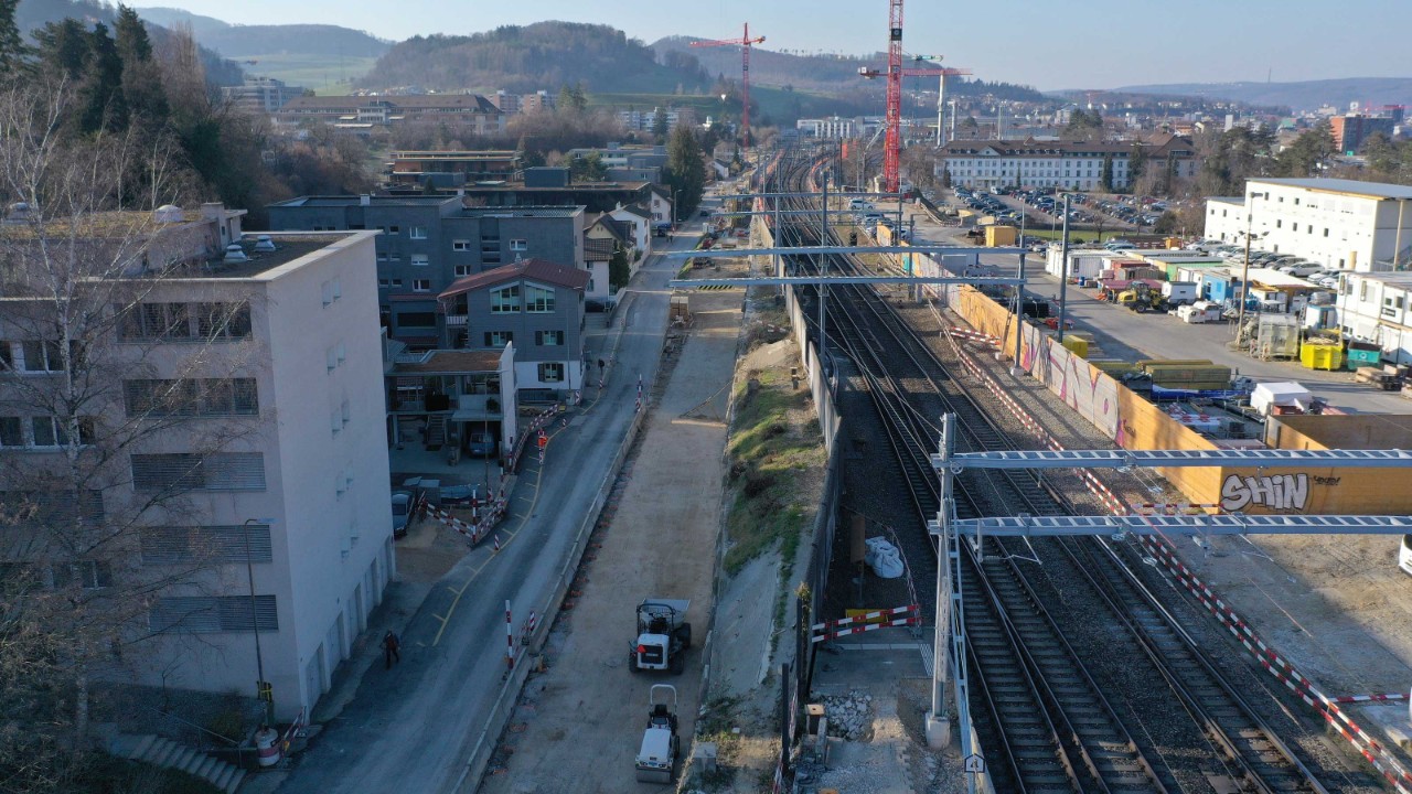 Das Foto vom 1. März 2021 zeigt die Baustelle für die neue Stützwand an der Wiedenhubstrasse vom Bahnhof Richtung Basel gesehen.
