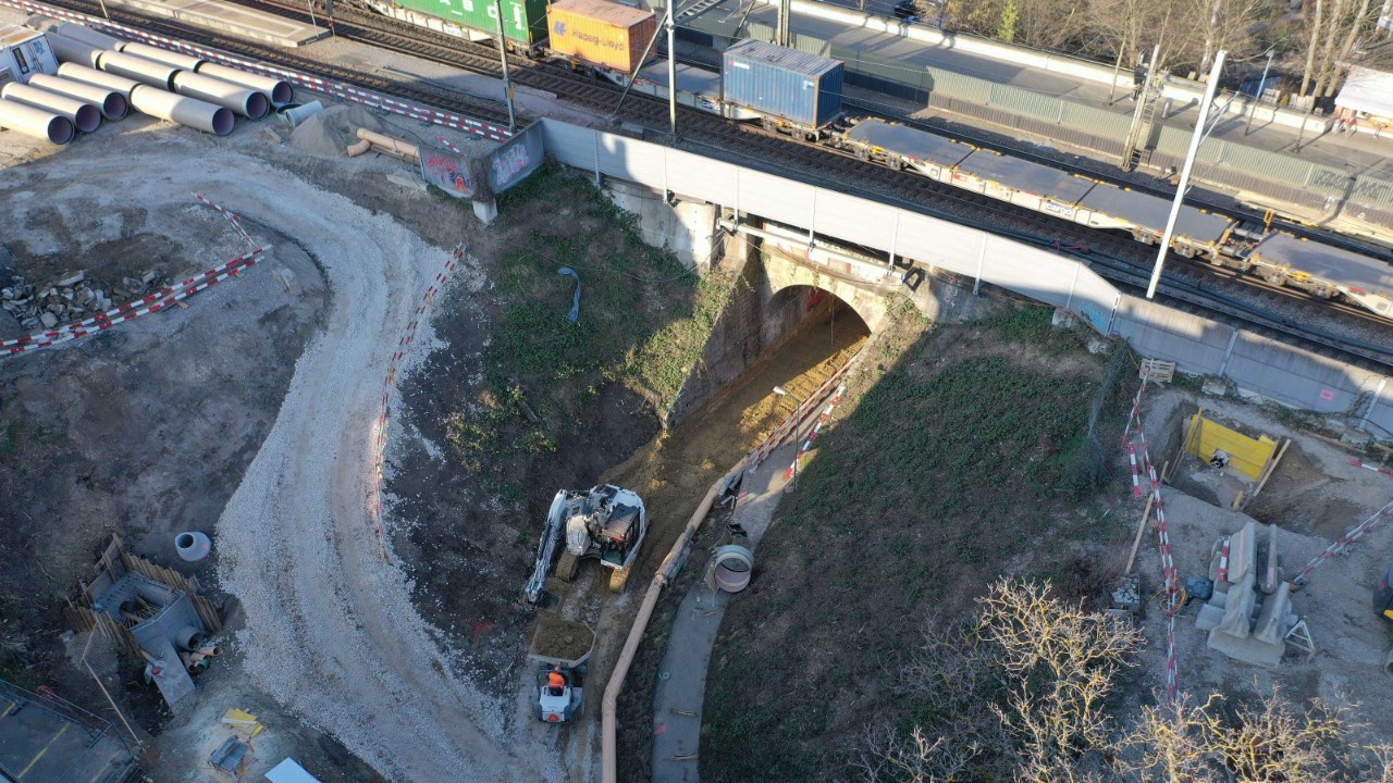 Das Foto vom 1. März 2021 zeigt die Arbeiten beim südlichen Zugang zur Wegunterführung Orisbach (Hinterseeweg).