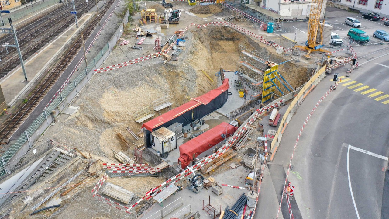 Das Foto vom November 2020 zeigt den Bau des südlichen Zugangs zur neuen Personenunterführung Oristal von der Oristalstrasse Richtung Olten gesehen. 