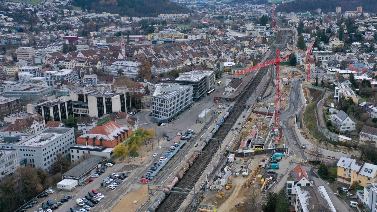 Das Foto vom 3. Dezember 2020 zeigt den Bahnhof Liestal von der Seite Basel her Richtung Olten gesehen.
