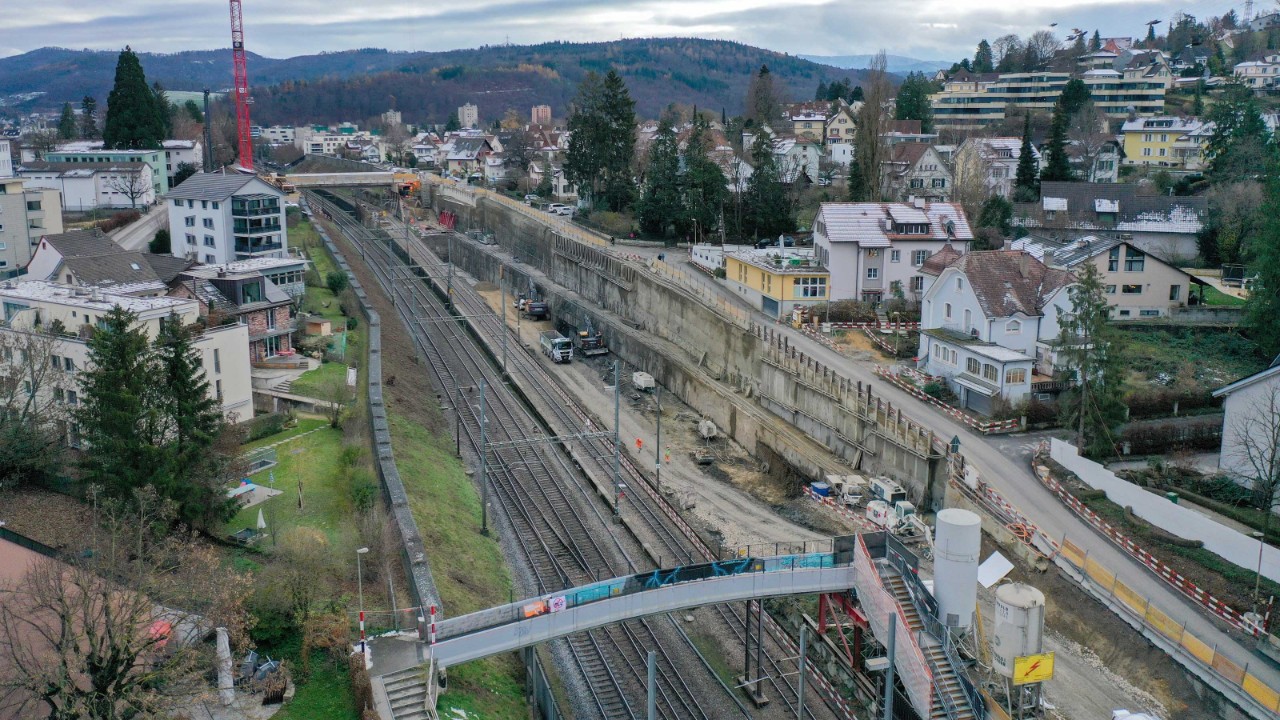 Das Foto vom 3. Dezember 2020 zeigt den Stand der Aufweitungsarbeiten im Burggraben von Liestal Richtung Olten gesehen.