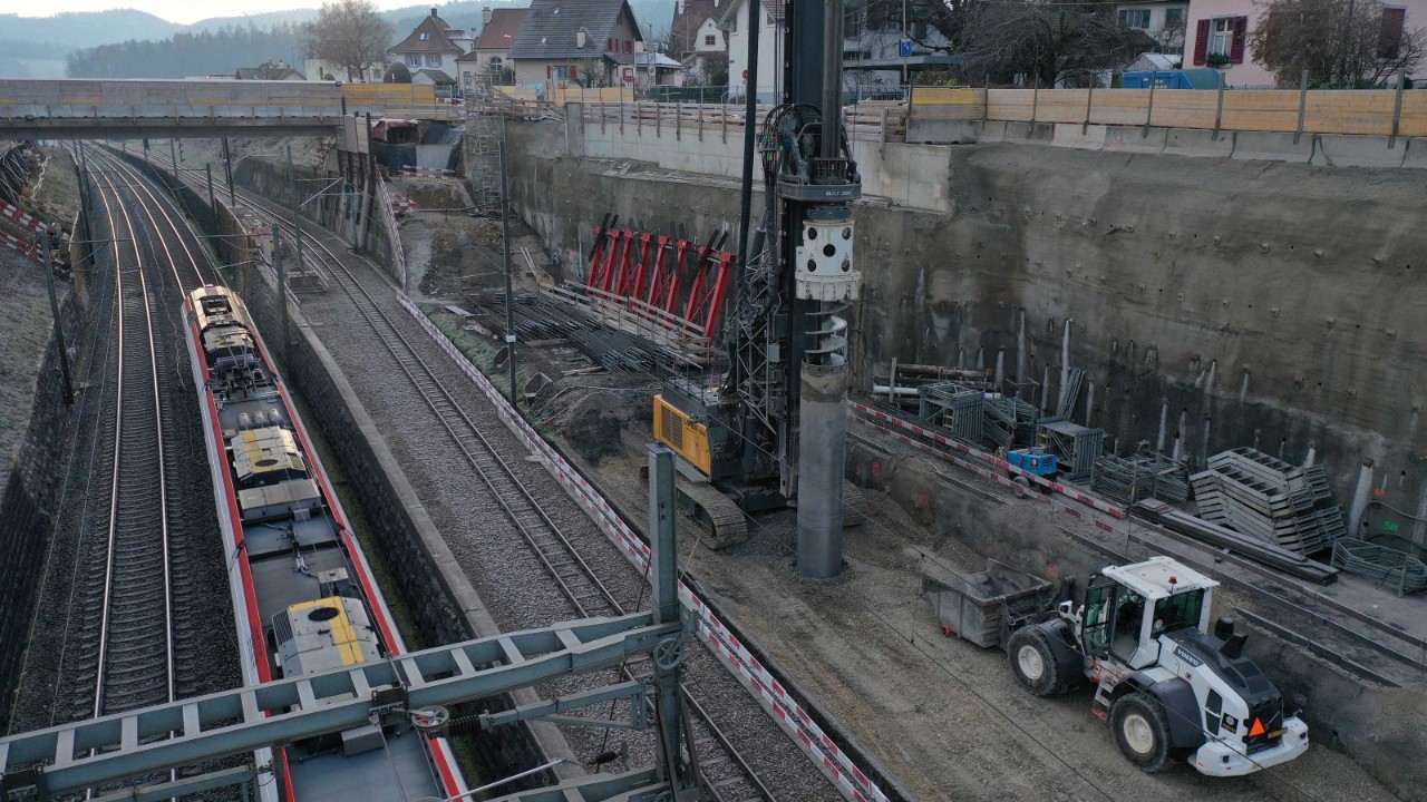 Das Foto vom 11. Dezember 2020 zeigt die Arbeiten im Bereich Burggraben Südwest von der Seite Basel Richtung Olten gesehen. Ein Bohrpfahlgerät erstellt hier Bohrpfähle zur Verstärkung des Fundamentes der künftigen Winkelstützmauer.