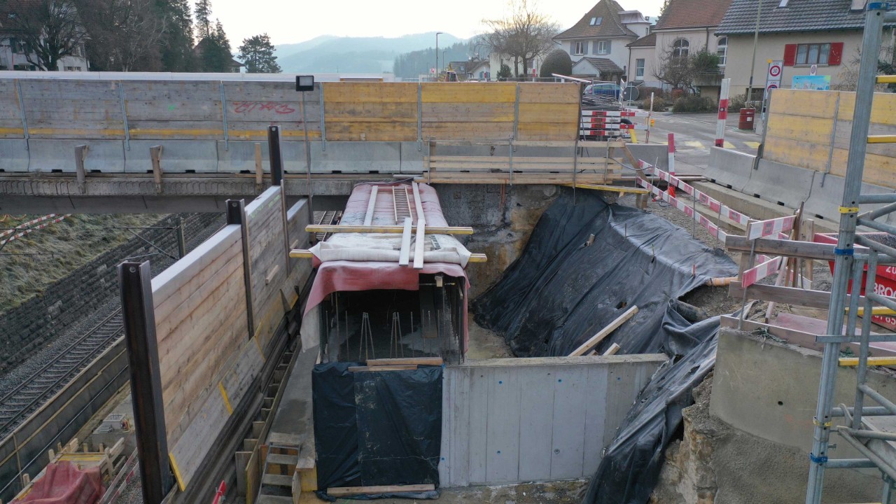 Das Foto vom 11. Dezember 2020 zeigt die Seltisbergerbrücke von der Seite Basel Richtung Olten gesehen. Hinter den Bauwänden liegt die fertiggestellte erste neue Brückenhälften, welche bereits in Betrieb ist. Vorne im Bild laufen die Arbeiten für die zweite neue Brückenhälfte, beziehungsweise deren südlichen Widerlager.