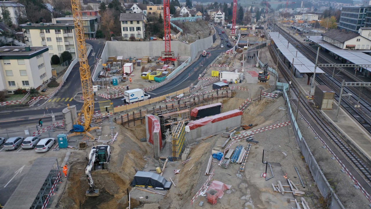 Das Foto vom Dezember 2020 zeigt in der hinteren Bildmitte die Baugrube für das P+Rail-Parkhaus Tiergartenstrasse von der Seite Olten her Richtung Basel gesehen. Vorne im Bild laufen die Arbeiten für den südlichen Zugang zur neuen Personenunterführung Oristal. 