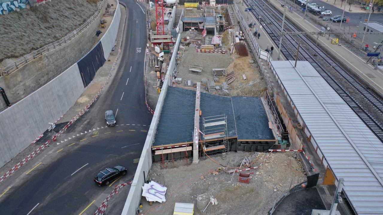 Das Foto vom 11. Dezember 2020 zeigt den Stand der Arbeiten für die südliche Verlängerung der Strassenunterführung Oristal von der Seite Olten Richtung Basel gesehen.