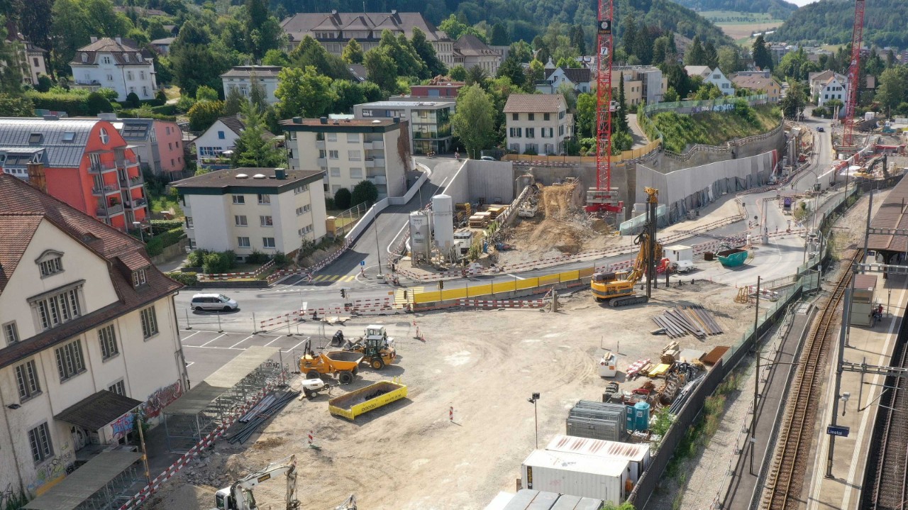 Das Foto vom Juli 2020 zeigt in der hinteren Bildmitte die Baugrube für das P+Rail-Parkhaus Tiergartenstrasse von der Seite Olten her Richtung Basel gesehen. Es befindet sich südlich vom Bahnhof.