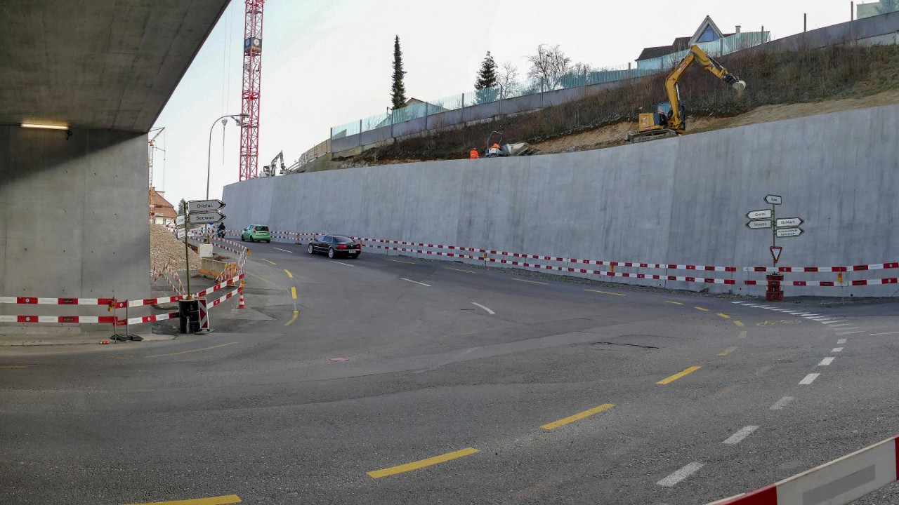 Das Foto vom Februar 2021 zeigt den Bau der Stützmauer Sichternstrasse aus derselben Perspektive.