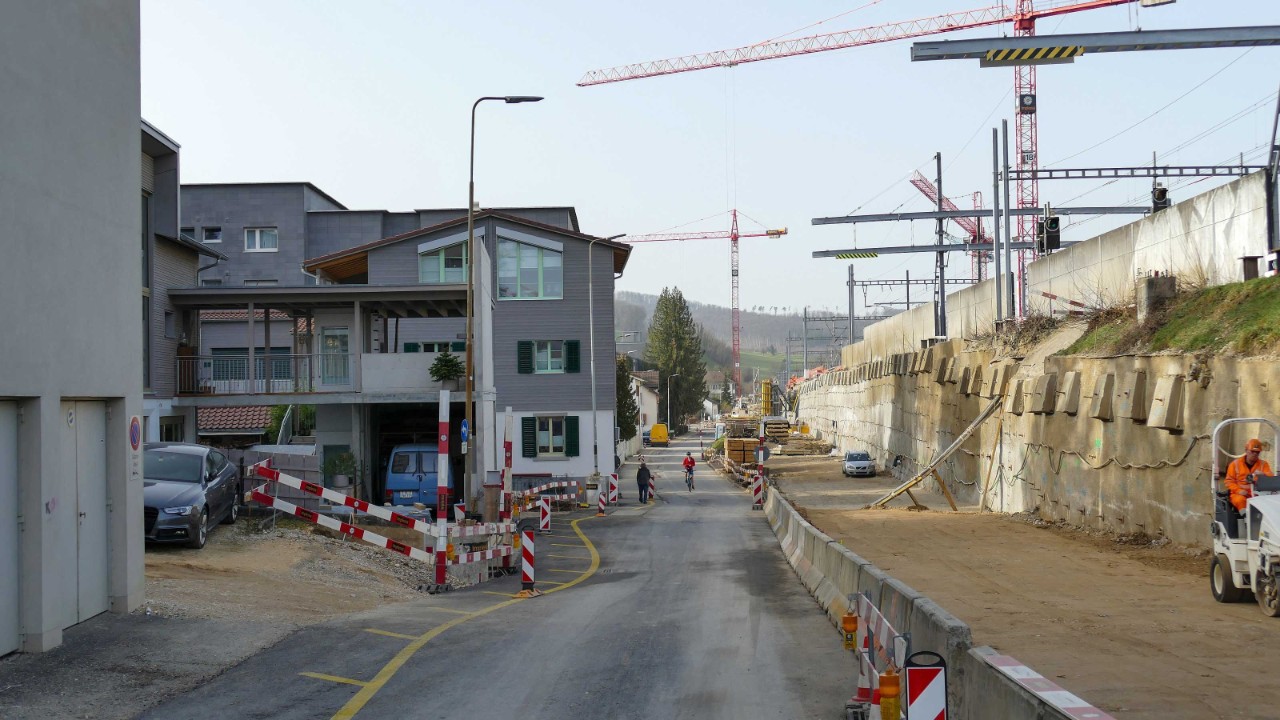 Das Foto vom Februar 2021 zeigt den Bau der Stützmauer an der Wiedenhubstrasse aus derselben Perspektive.