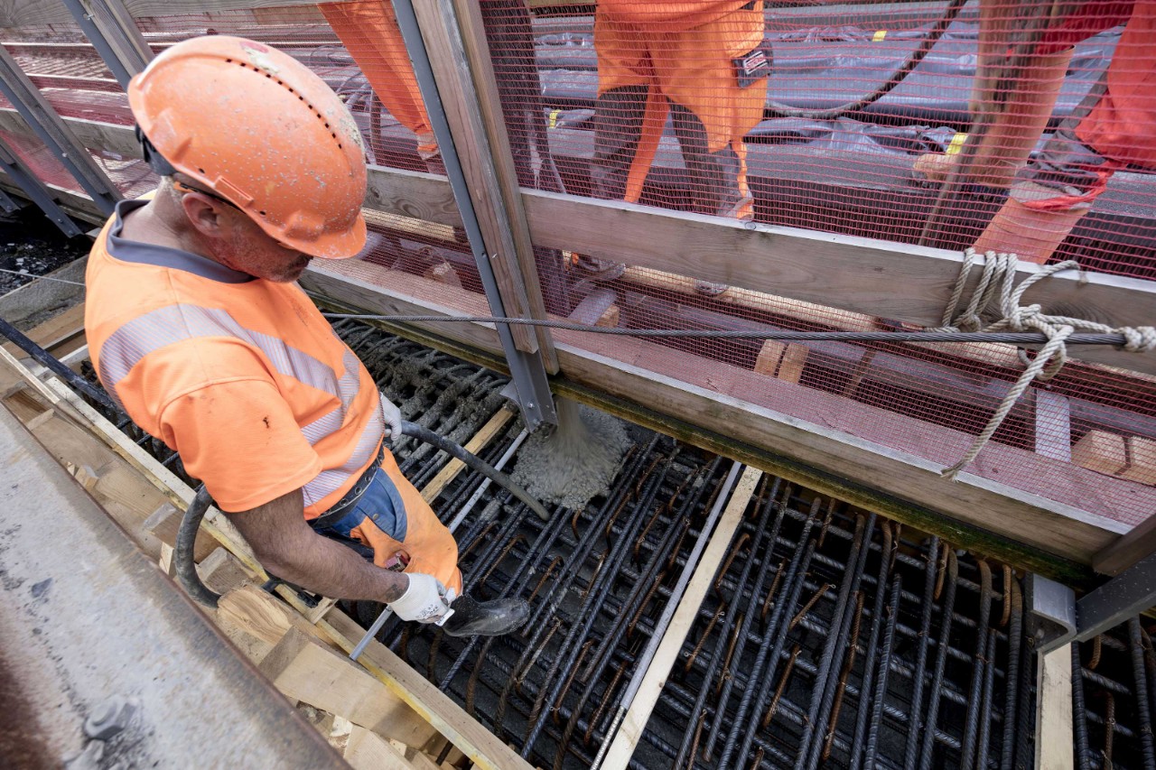 Juni 2020: Das Bauteam betoniert einen Deckenabschnitt unter den Gleishilfsbrücken. 