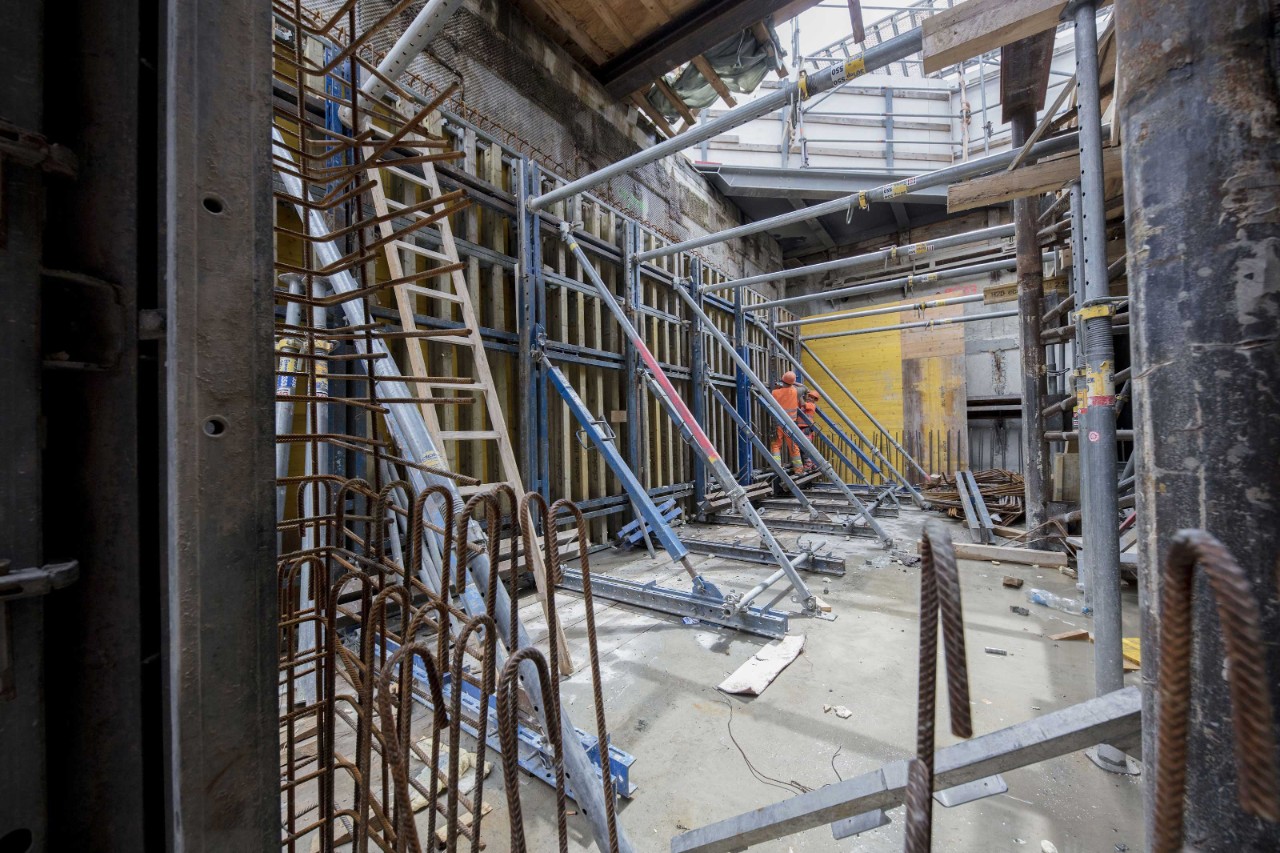 Juni 2020: In die vier Meter hohen Holzverschalungen wird ebenfalls Beton gegossen, es sind später die Wände der neuen Personenunterführung.