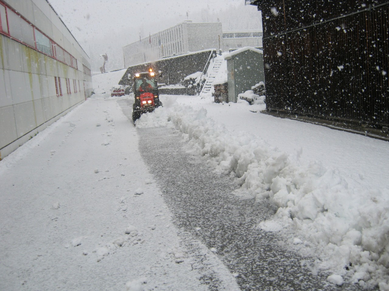 Das Facility Management befreit die Zufahrten von Schnee.  